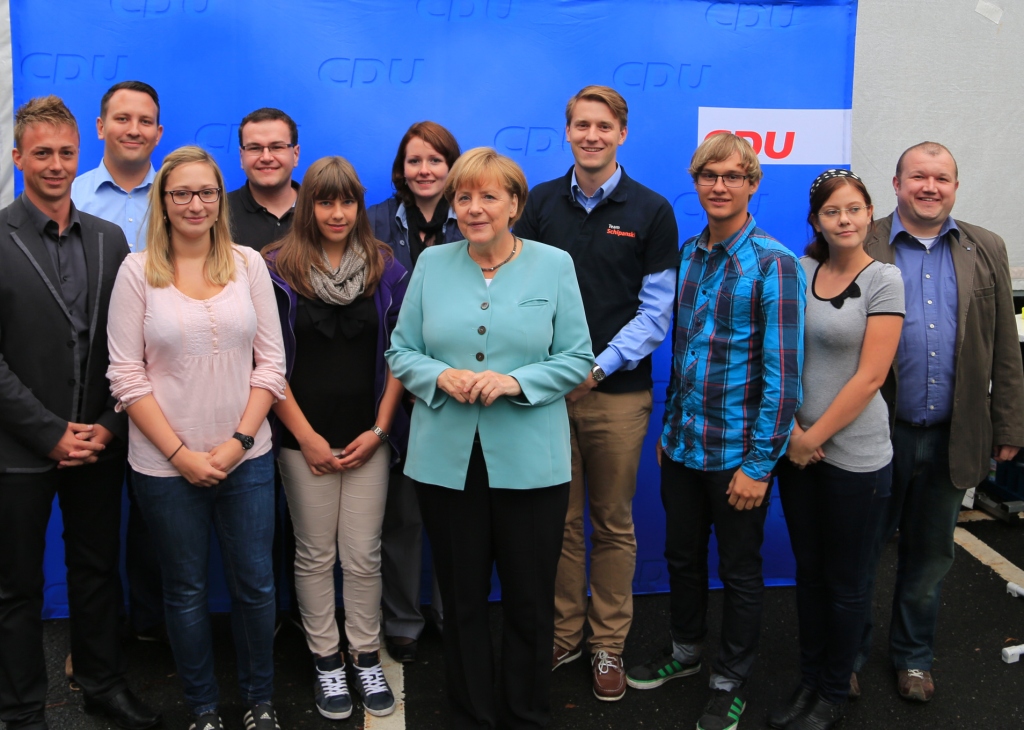 10 Mitglieder der Jungen Union mit Angela Merkel